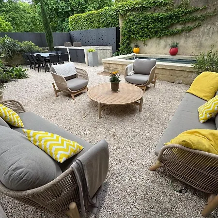 Uzes-a L'ombre Du Marronnier *