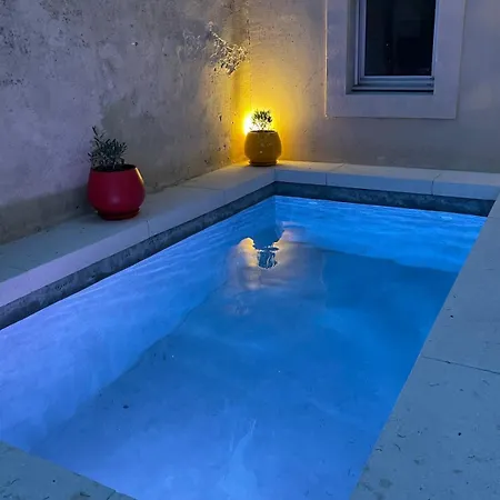 Uzes-a L'ombre Du Marronnier
