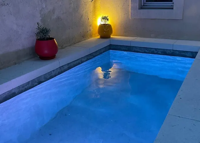 Uzes-a L'ombre Du Marronnier